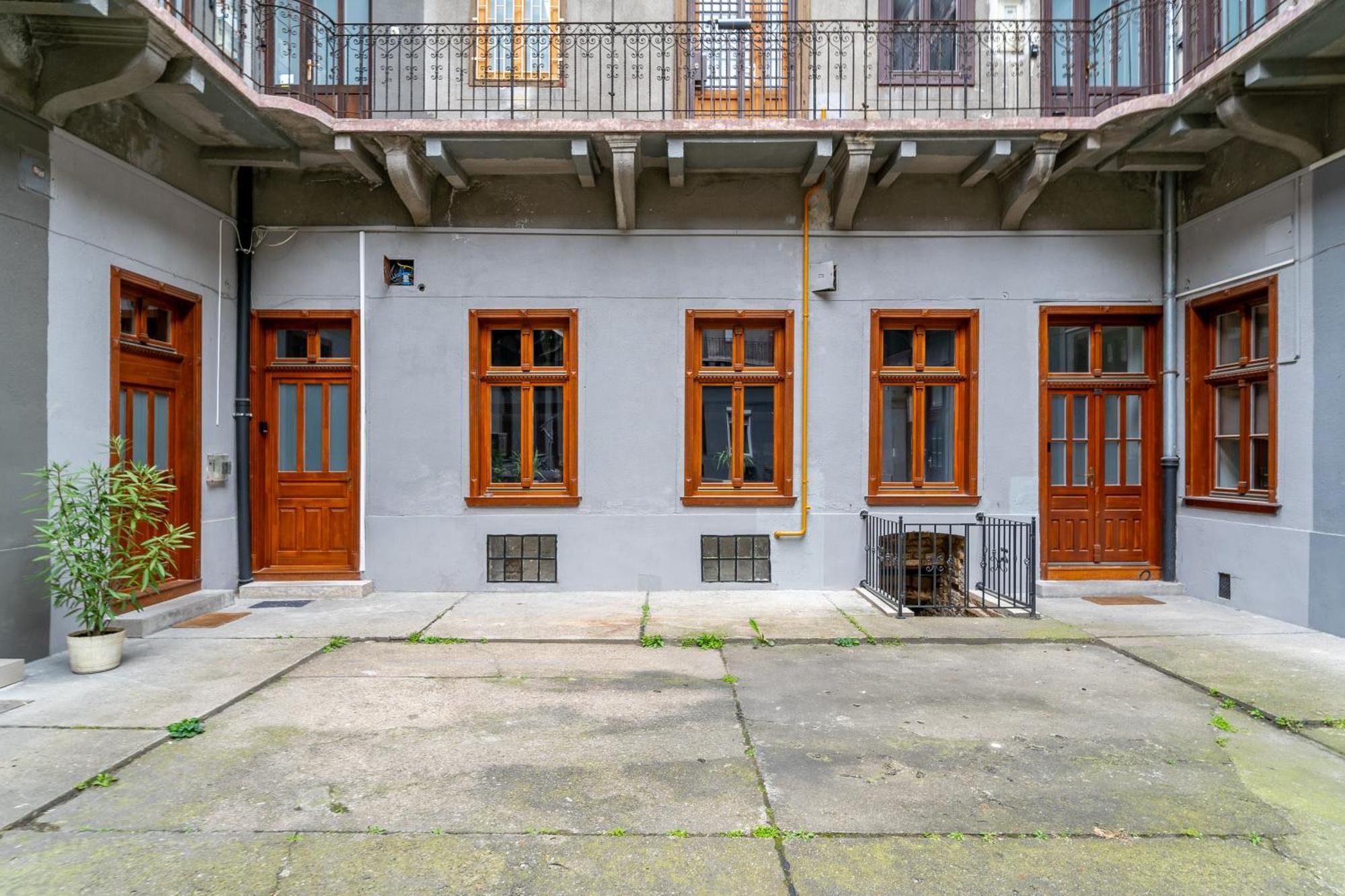 Azure Oasis In The Heart Of The City Budapeste Exterior foto